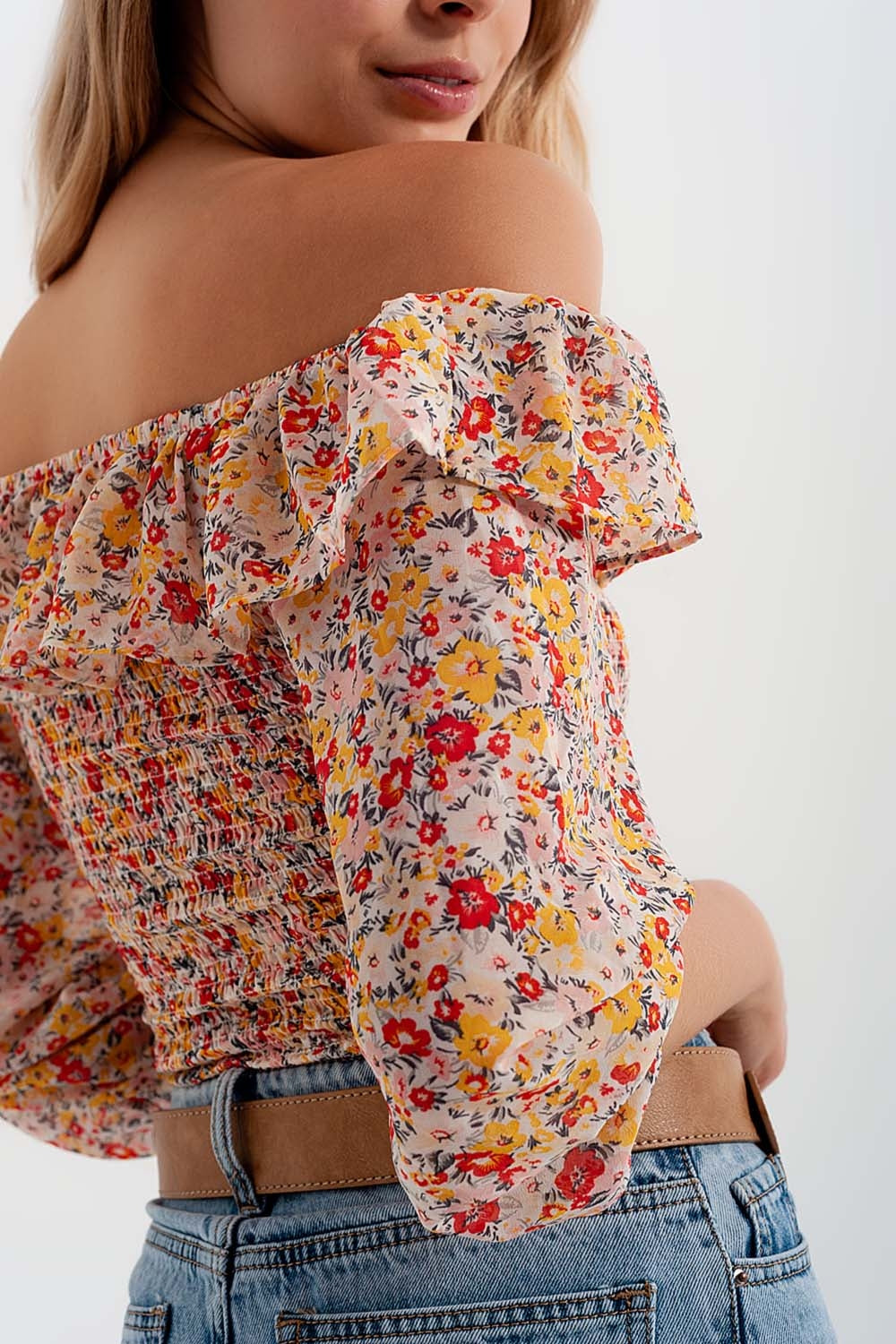 Top fruncido con escote Bardot y volante en estampado de florecitas coral