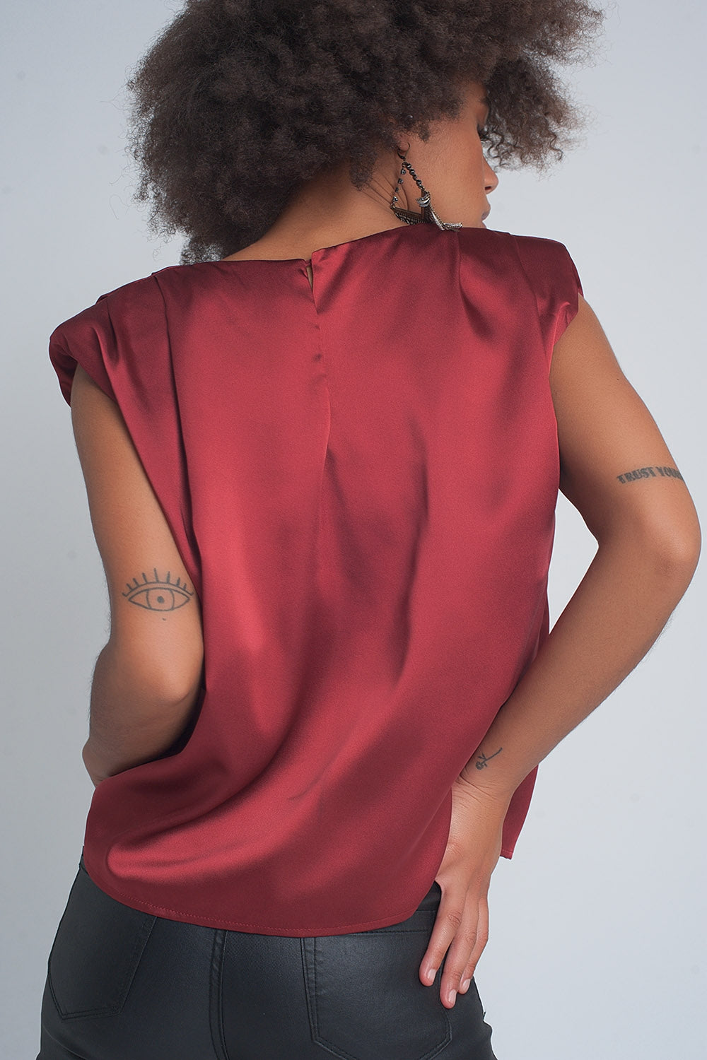 Top rojo sin mangas con hombreras y diseño fruncido de satén