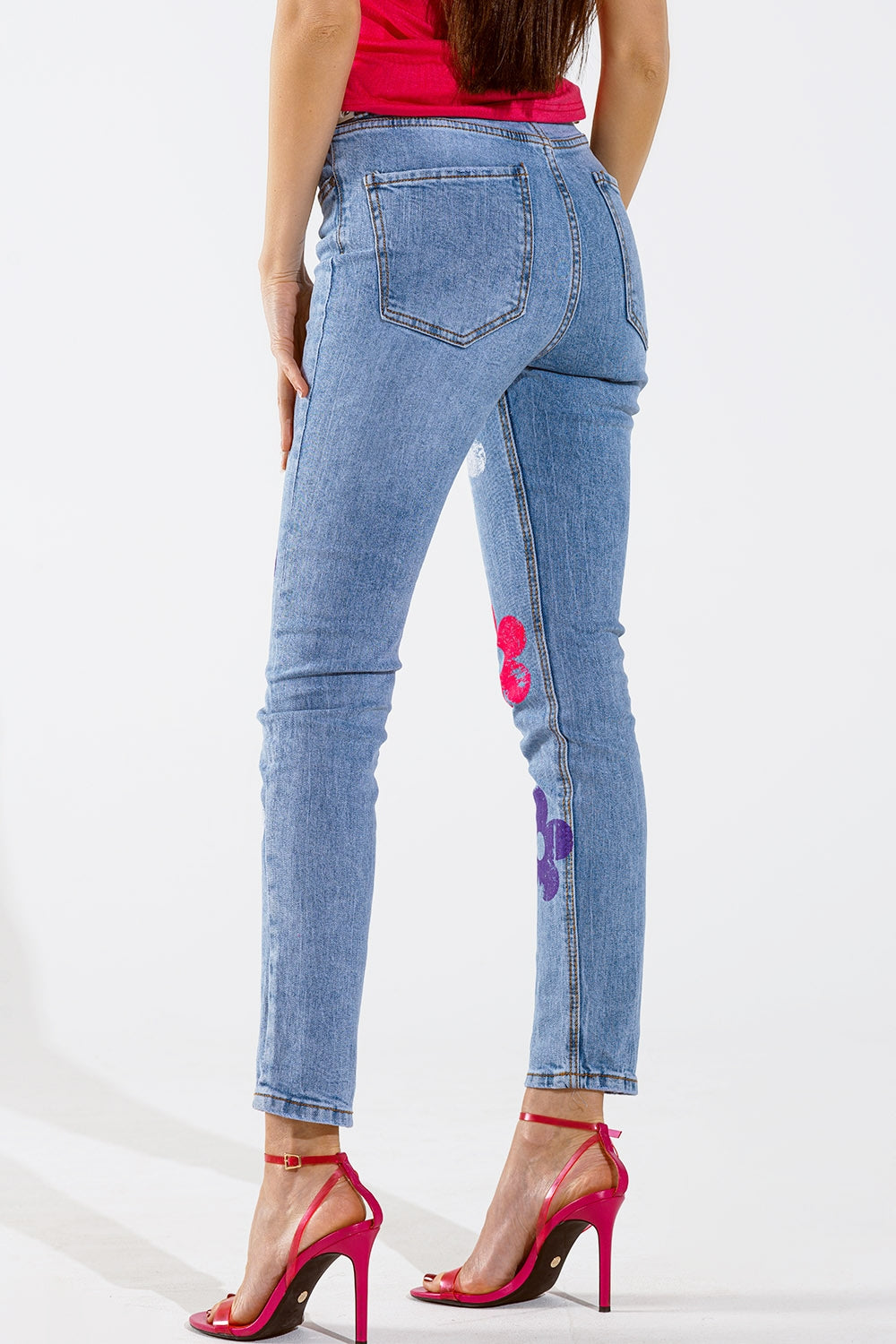 Vaqueros 5 bolsillos skinny con detalle de flores