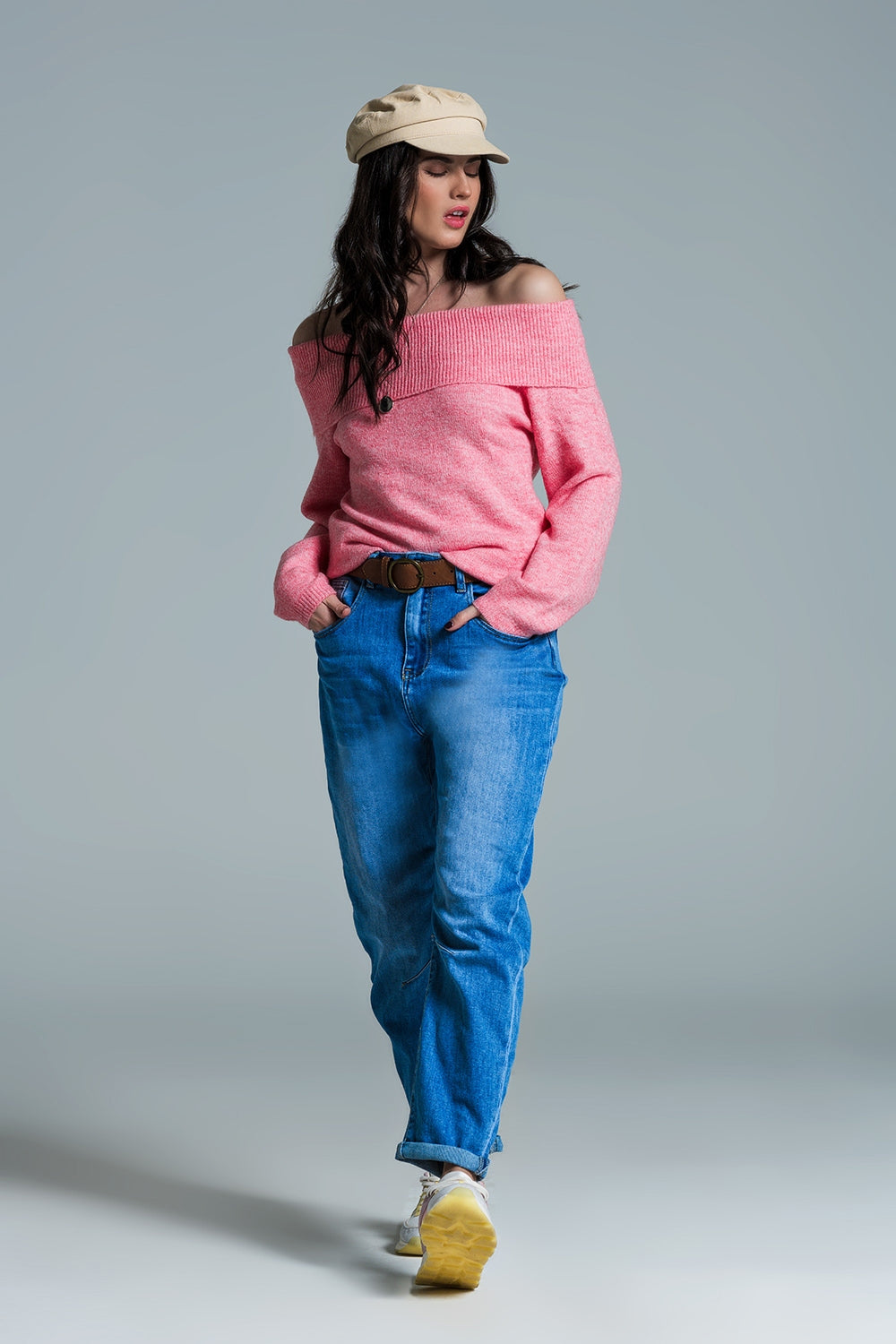 Vaqueros Basic Mom Fit en lavado medio con pinzas en las rodillas