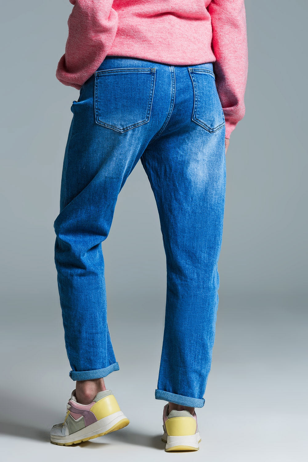 Vaqueros Basic Mom Fit en lavado medio con pinzas en las rodillas