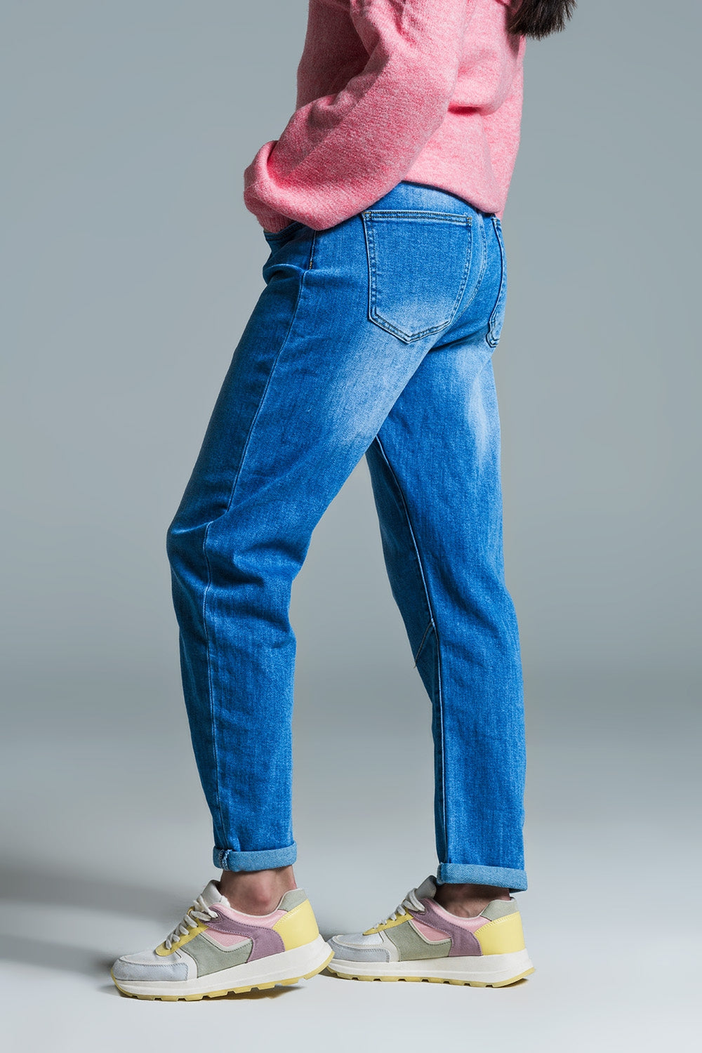 Vaqueros Basic Mom Fit en lavado medio con pinzas en las rodillas