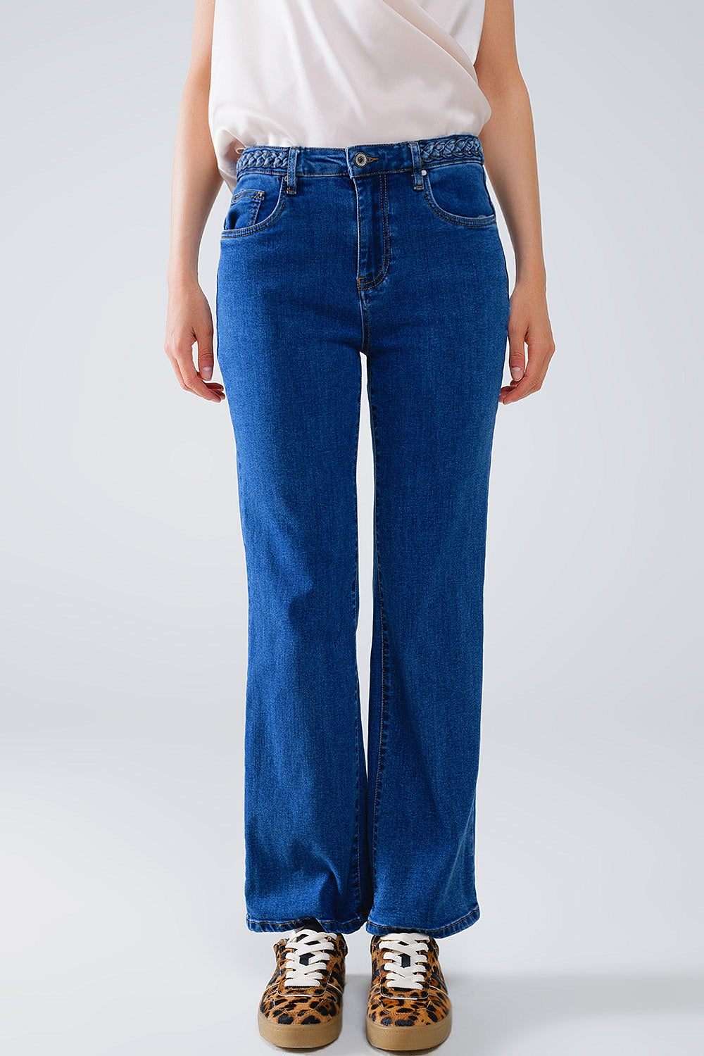 Vaqueros básicos azul oscuro con detalle de trenza en la cintura