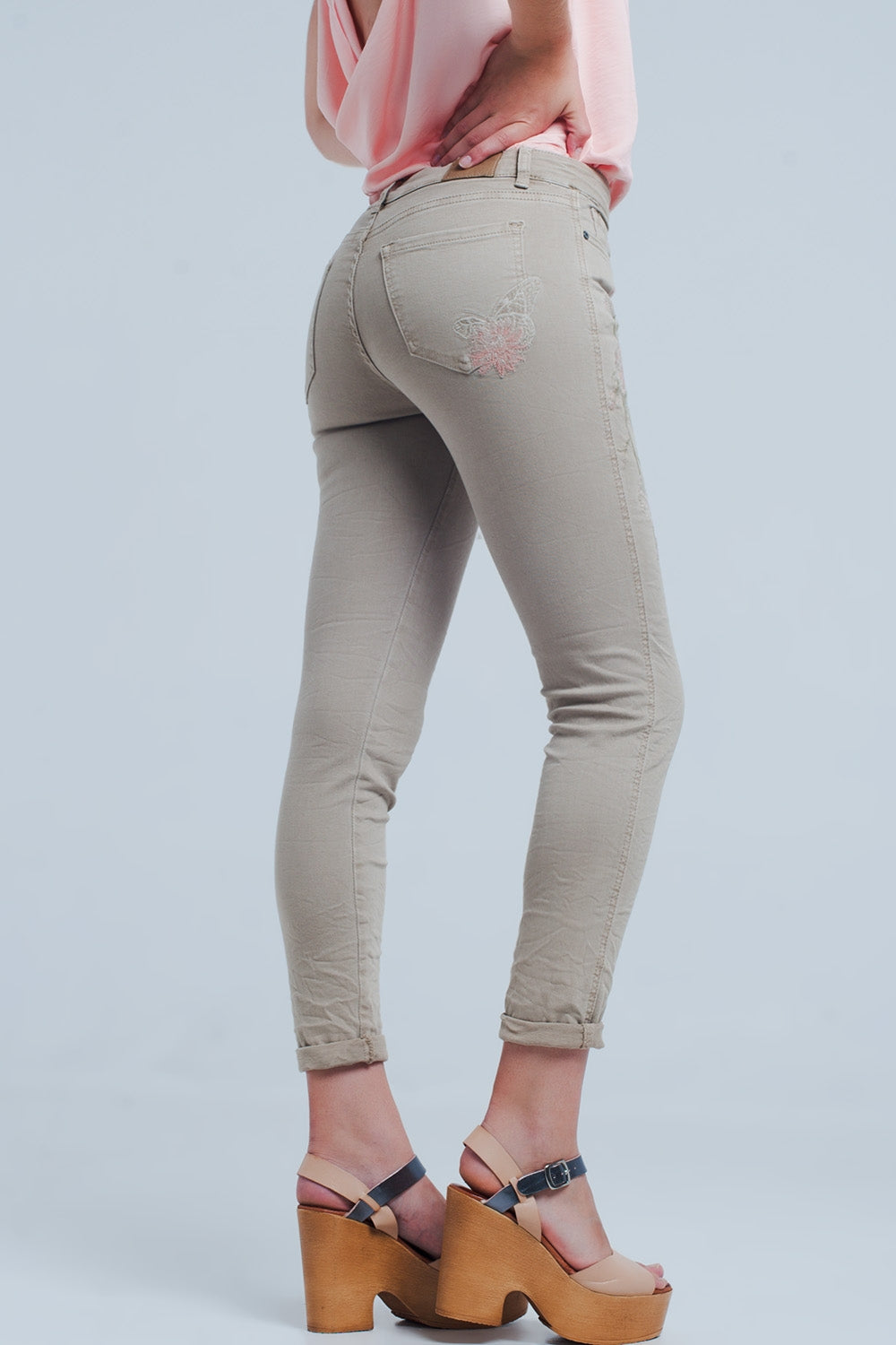 Vaqueros beige con bordado floral