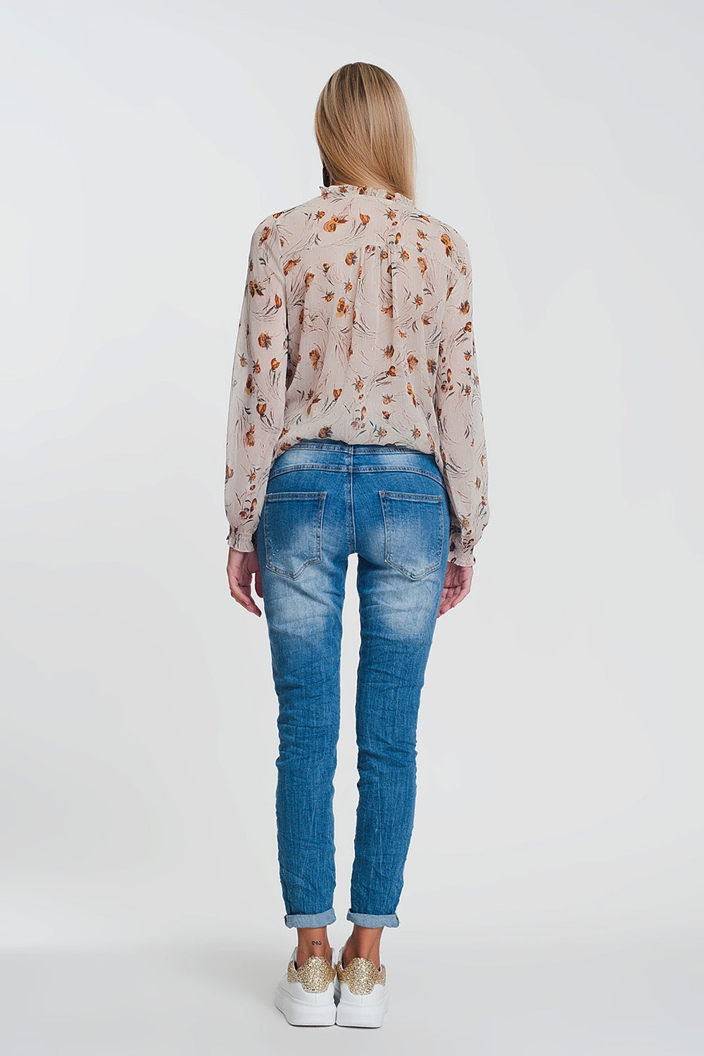 Vaqueros boyfriend arrugados en denim claro con detalles rasgados