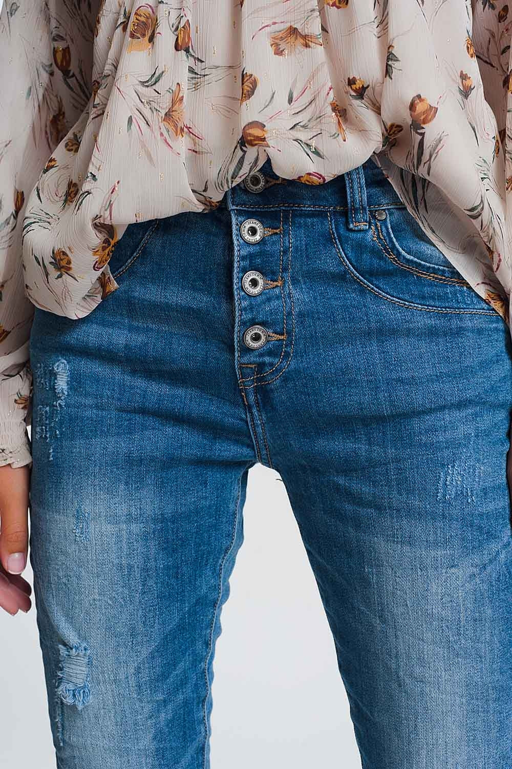 Vaqueros boyfriend arrugados en denim claro con detalles rasgados