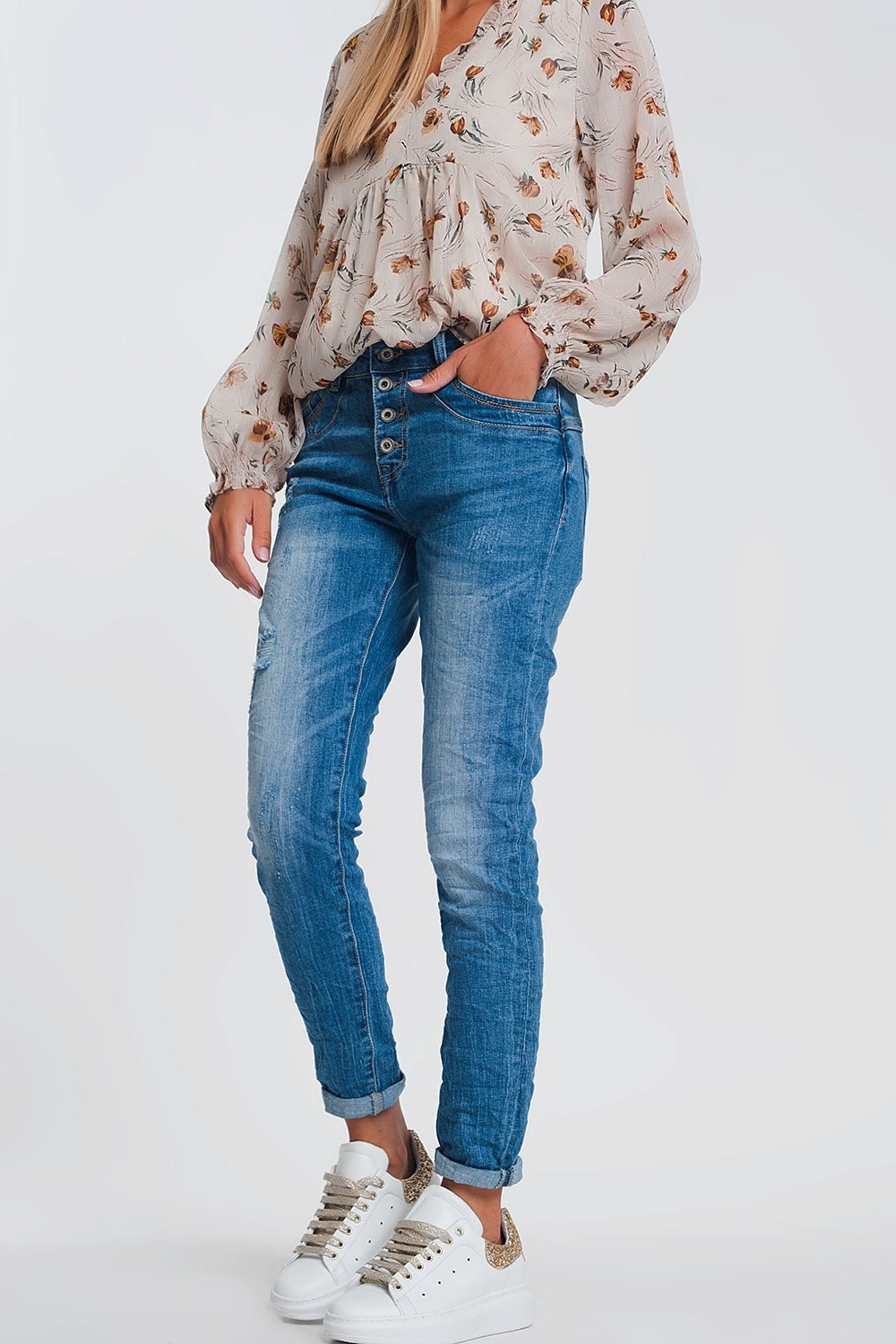 Vaqueros boyfriend arrugados en denim claro con detalles rasgados