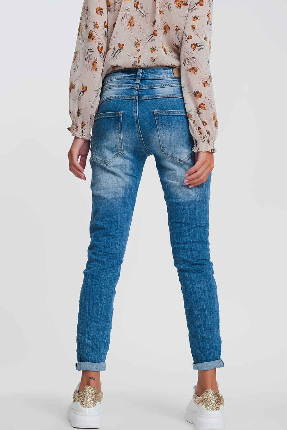 Vaqueros boyfriend arrugados en denim claro con detalles rasgados