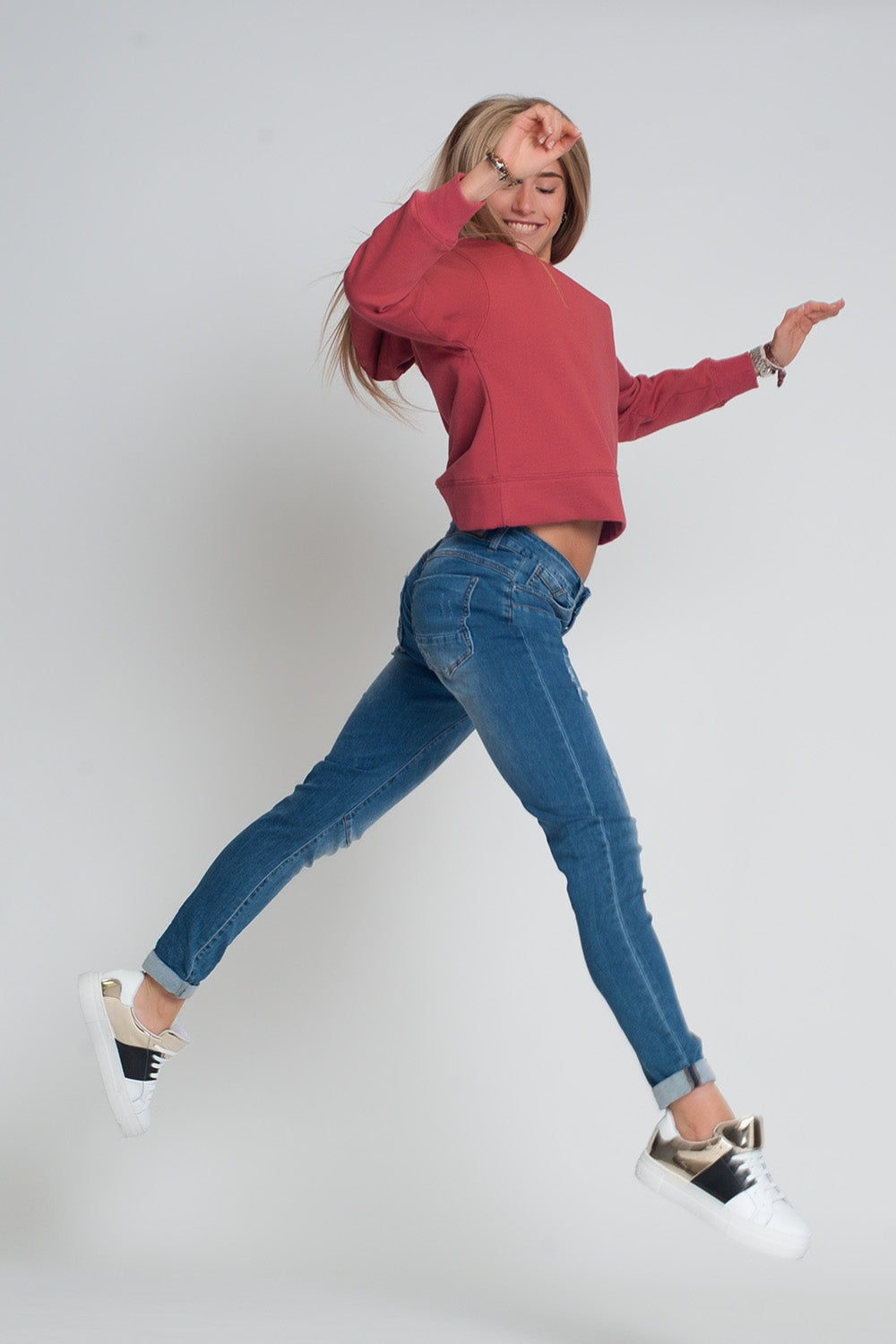 Vaqueros boyfriend azules con diseño desgastado