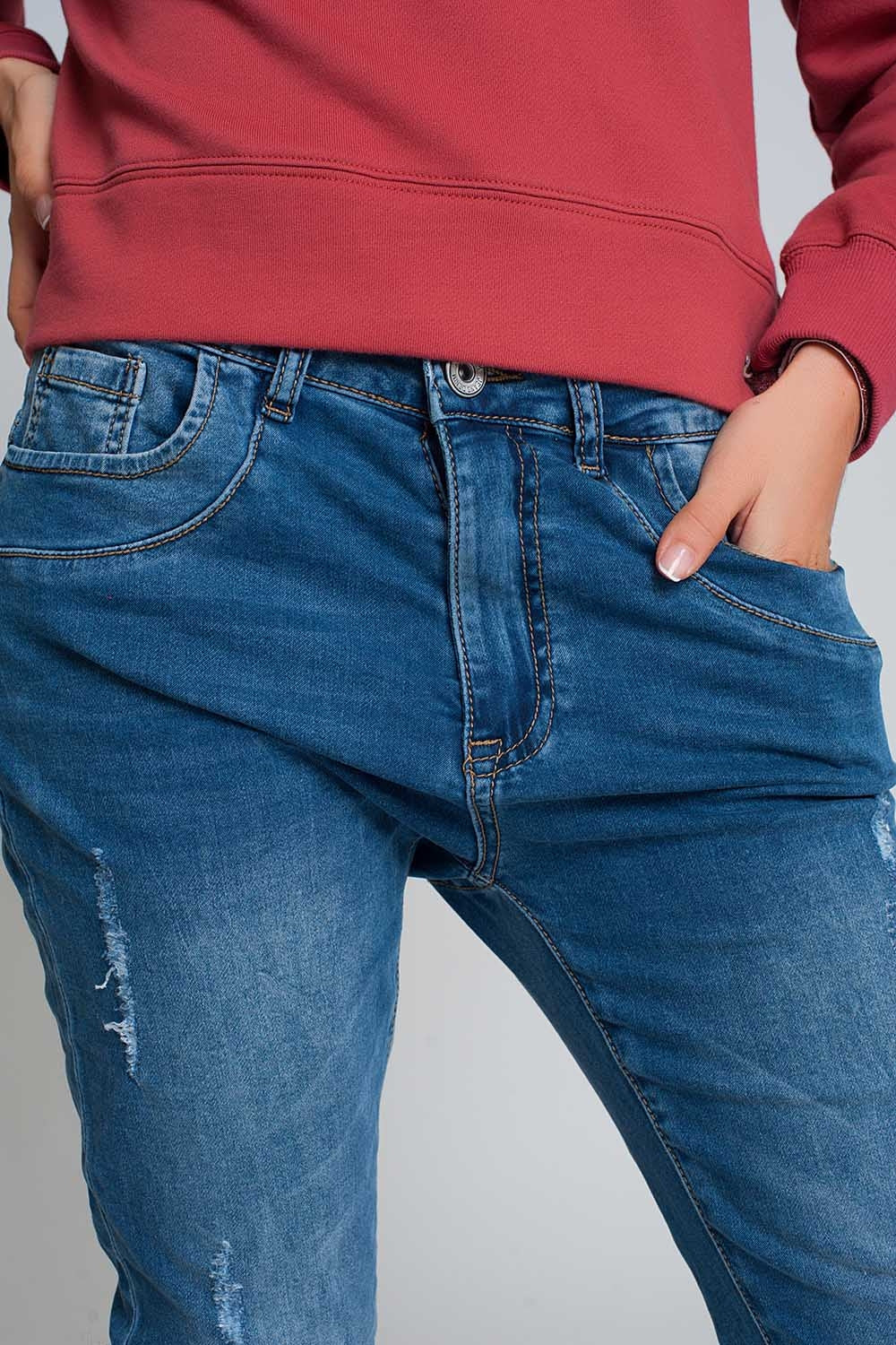 Vaqueros boyfriend azules con diseño desgastado