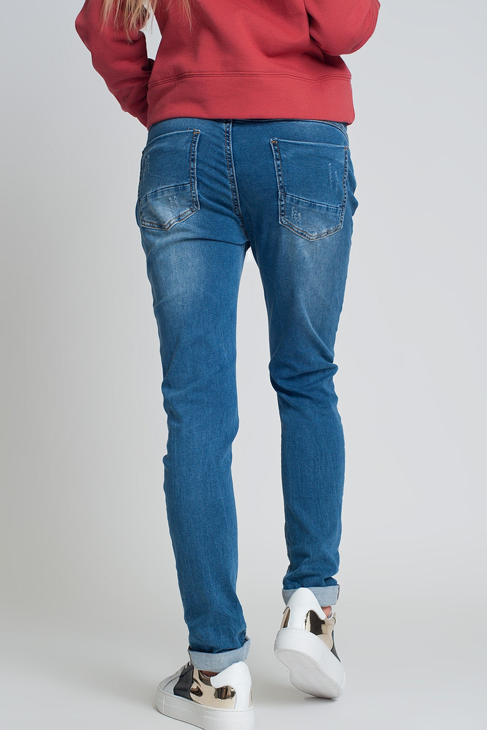 Vaqueros boyfriend azules con diseño desgastado