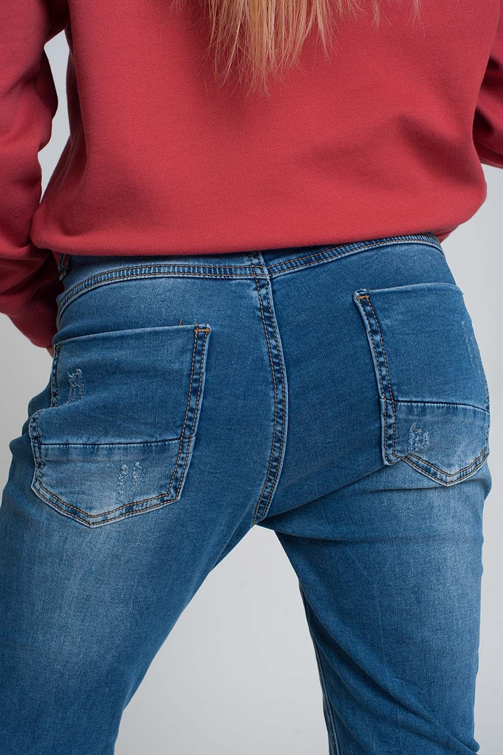 Vaqueros boyfriend azules con diseño desgastado