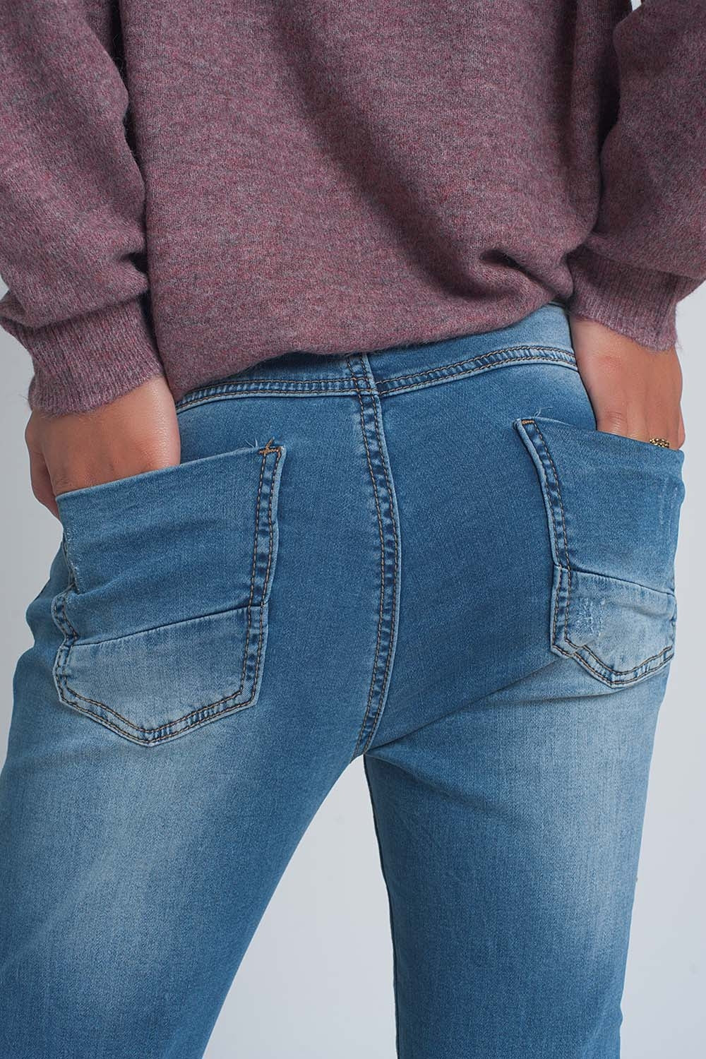 Vaqueros boyfriend de tejido fino con roturas y lavado medio