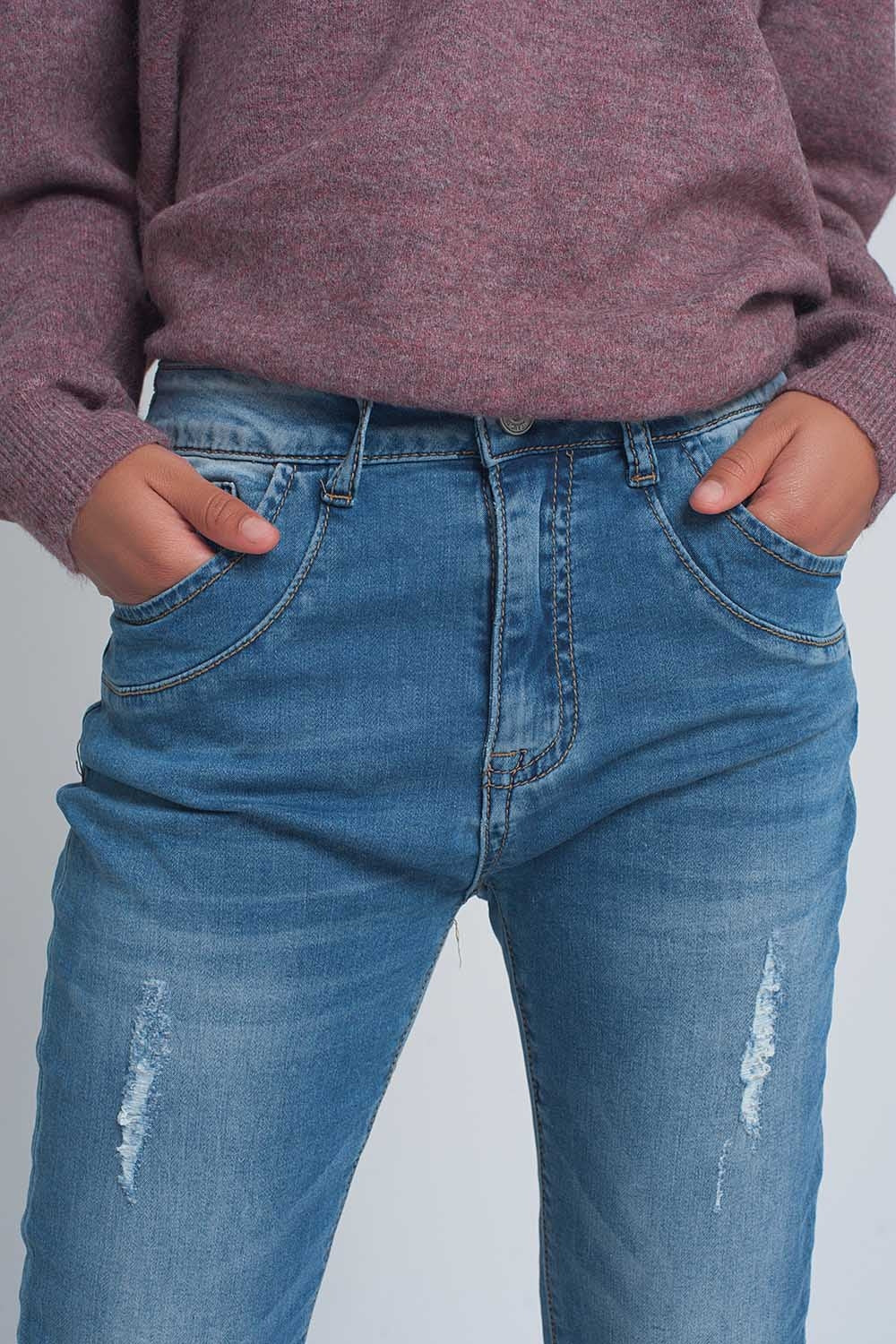 Vaqueros boyfriend de tejido fino con roturas y lavado medio