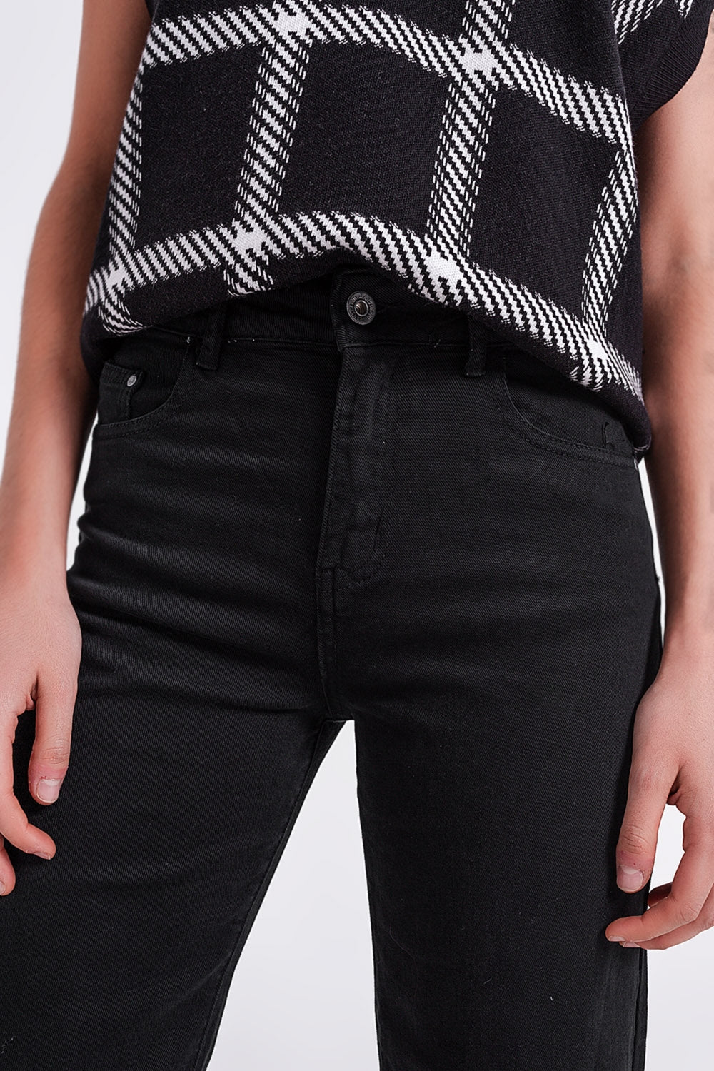 Vaqueros capri color negro de pernera ancha