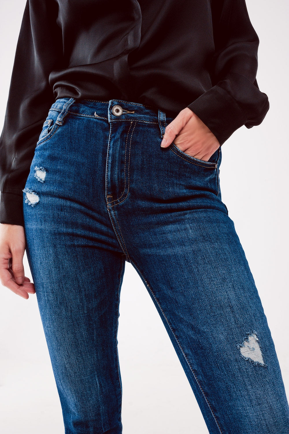Vaqueros con lavado azul medio y diseño rasgado de corte pitillo