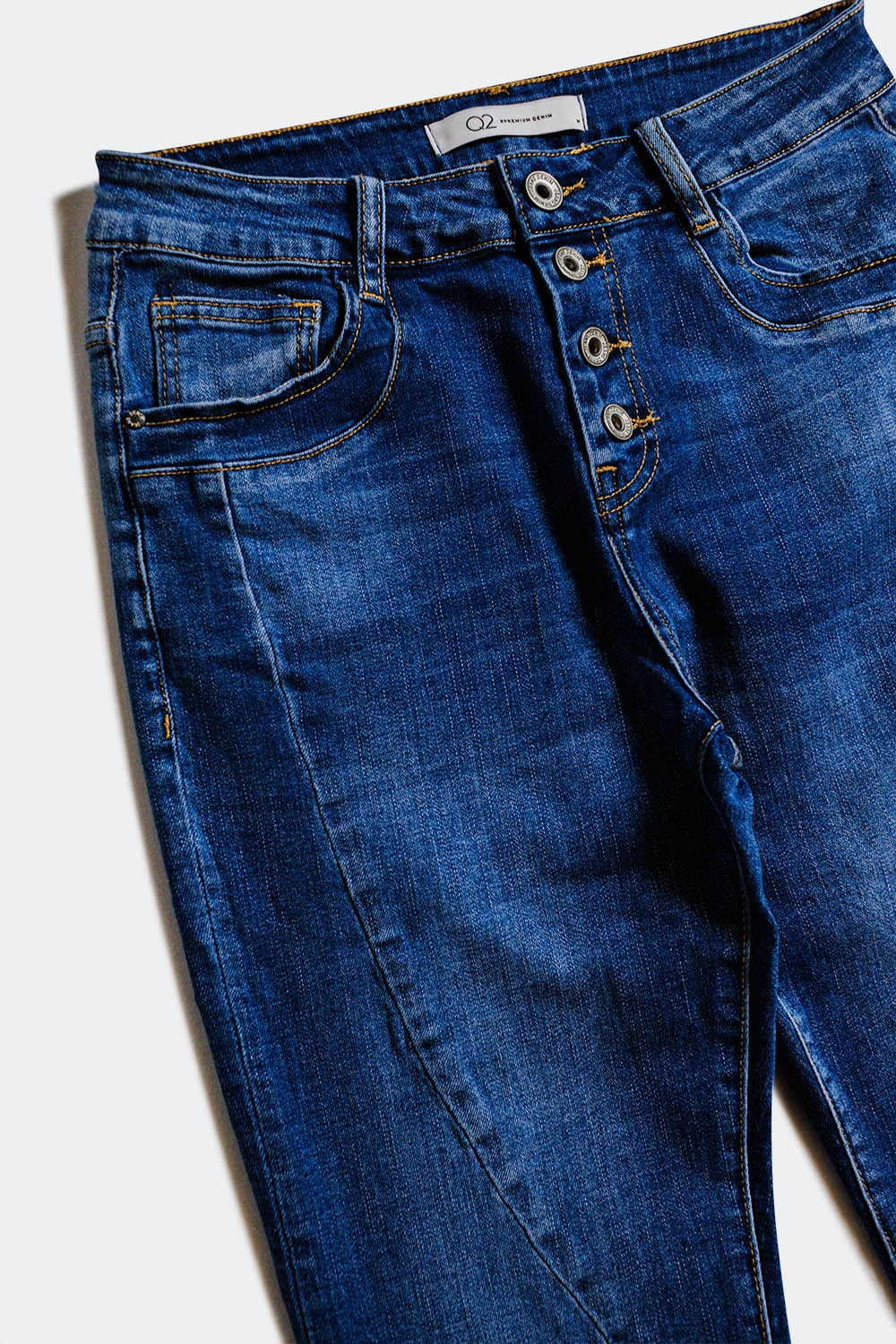 Vaqueros con lavado azul oscuro y detalle de costuras