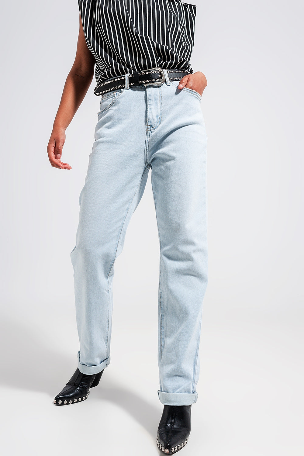 Vaqueros con lavado vintage claro de pernera recta y talle medio