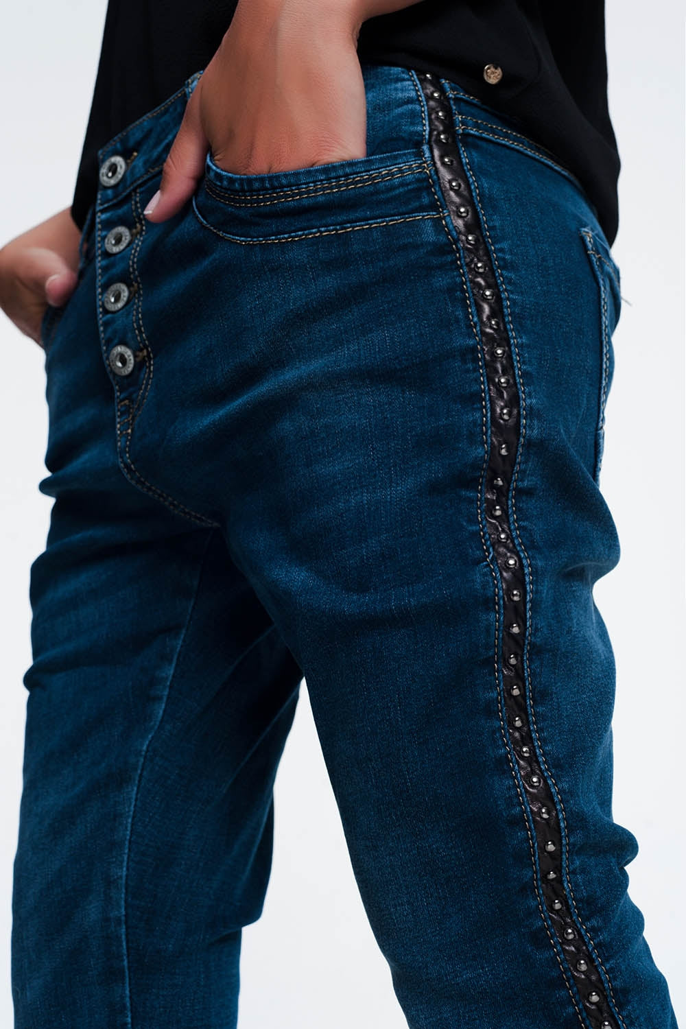 Vaqueros con tachuelas con tira lateral polipiel