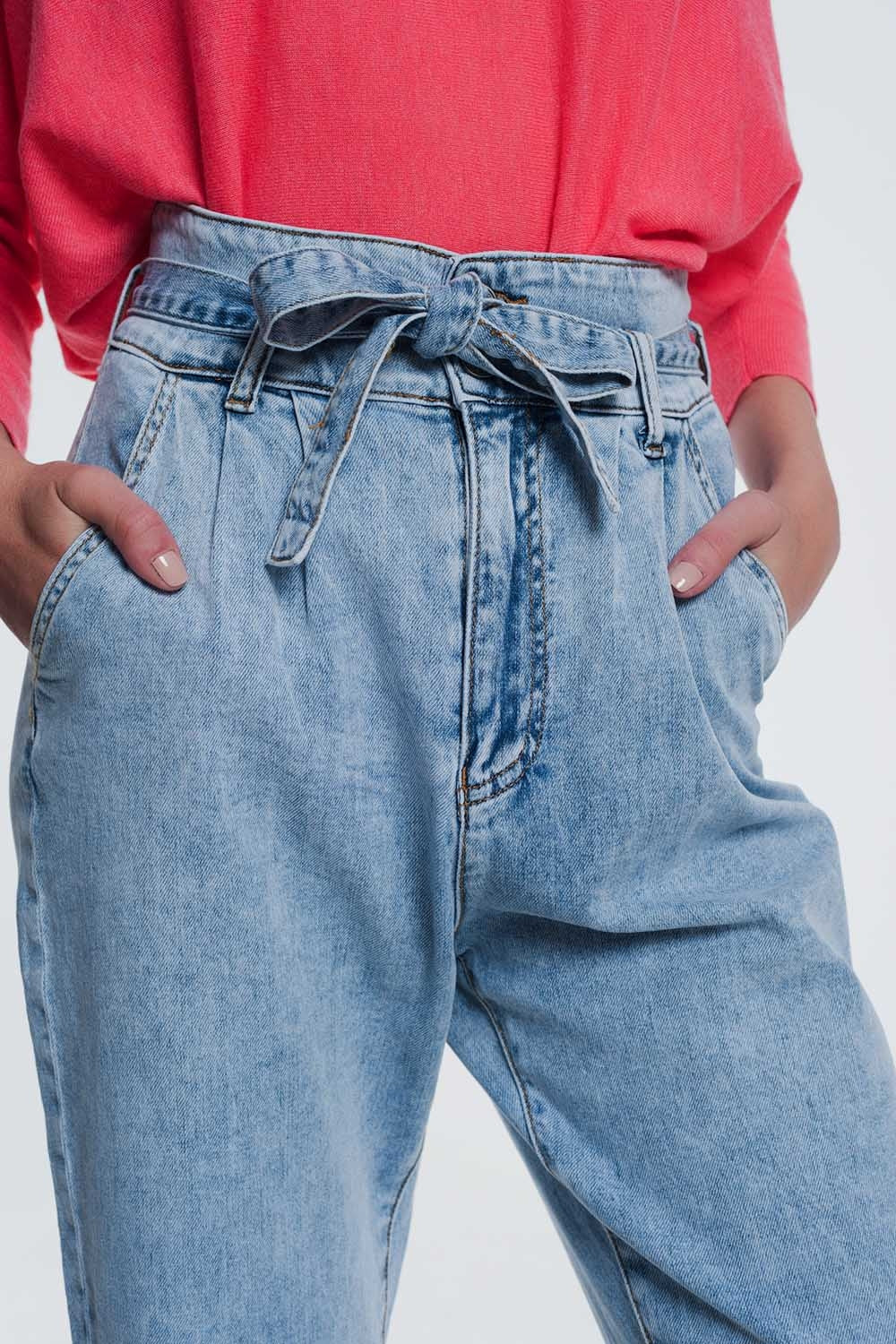 Vaqueros de corte recto en denim claro con cinturón