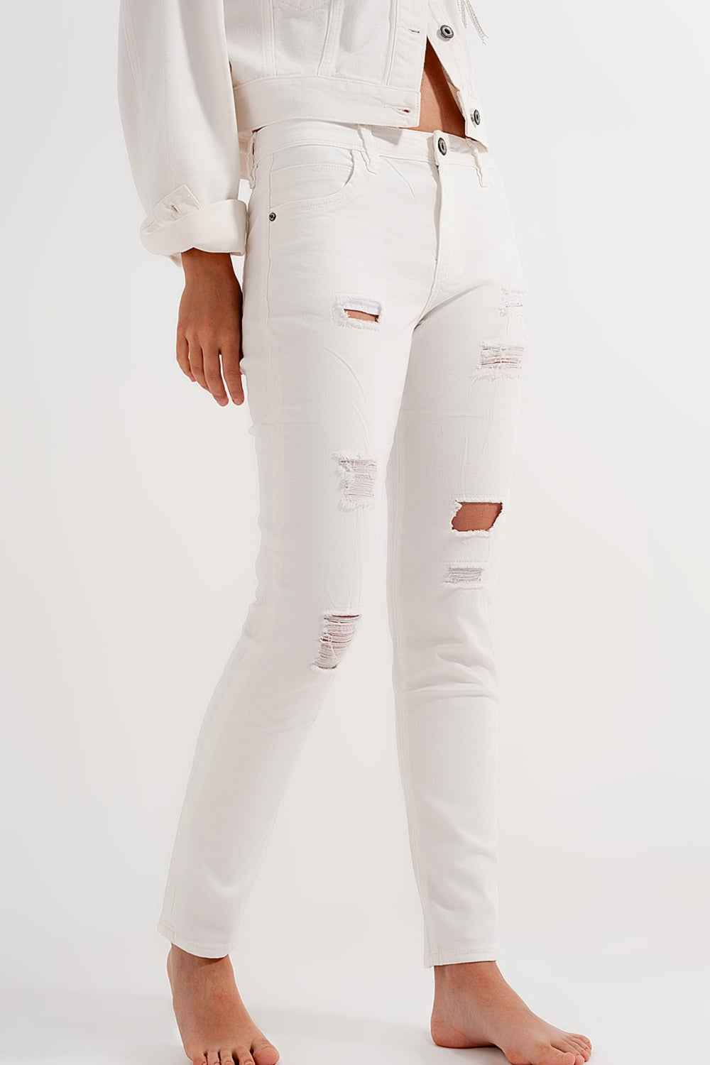 Vaqueros de corte slim en blanco con abrasiones
