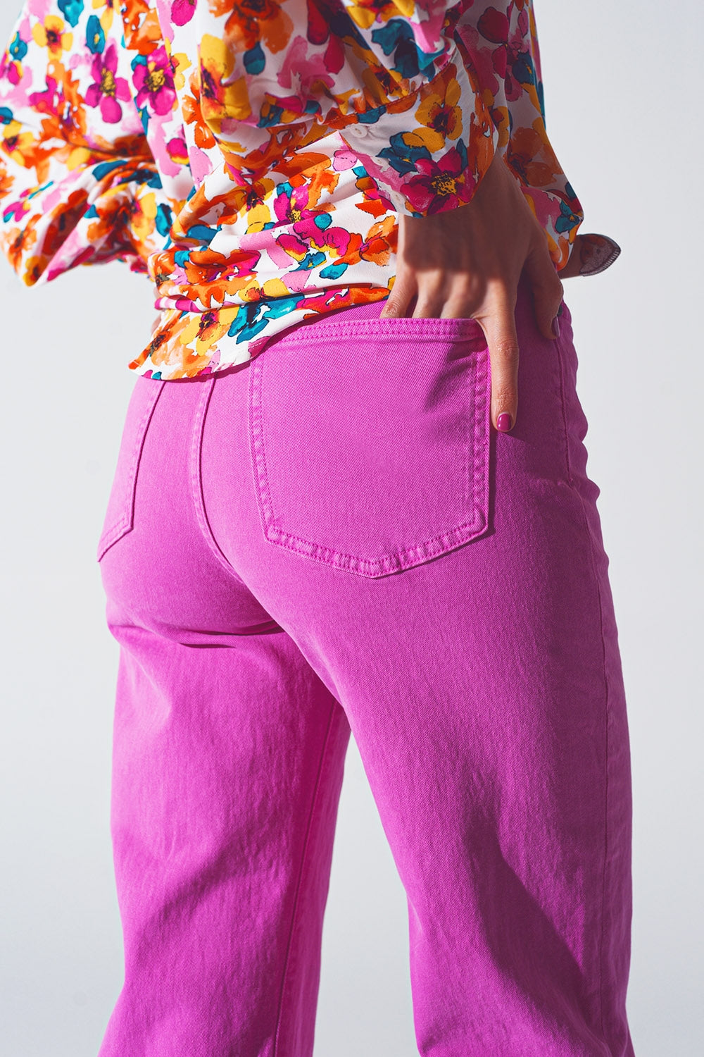 Vaqueros de pierna recta con dobladillo corto en fucsia