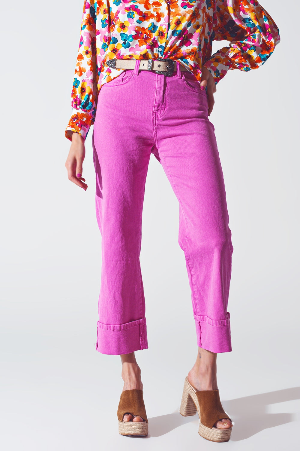 Vaqueros de pierna recta con dobladillo corto en fucsia
