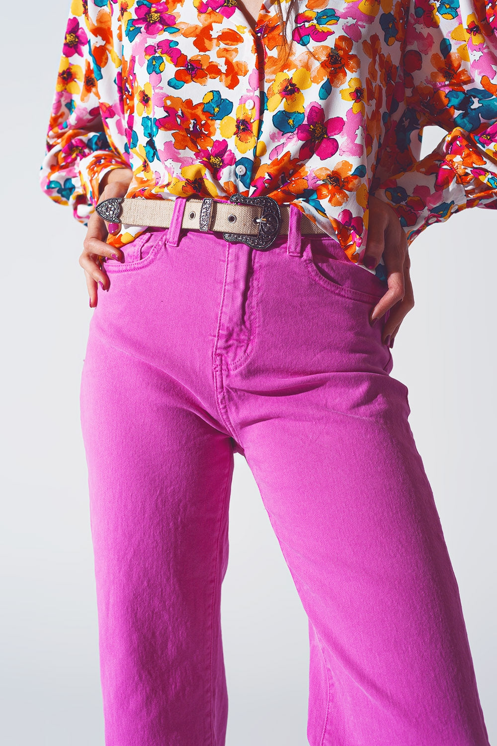 Vaqueros de pierna recta con dobladillo corto en fucsia