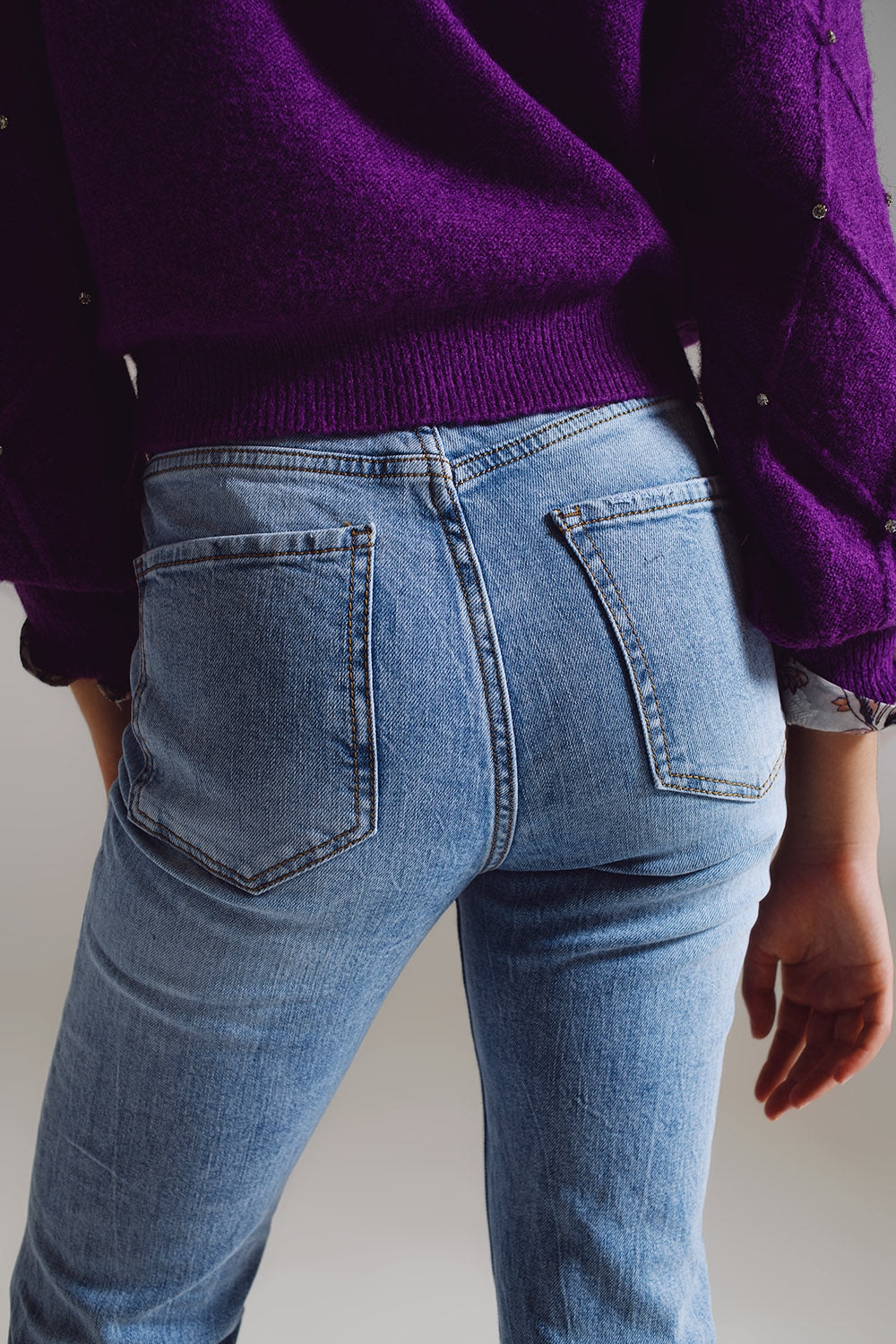 Vaqueros de pierna recta con dobladillo desgastado en color azul claro