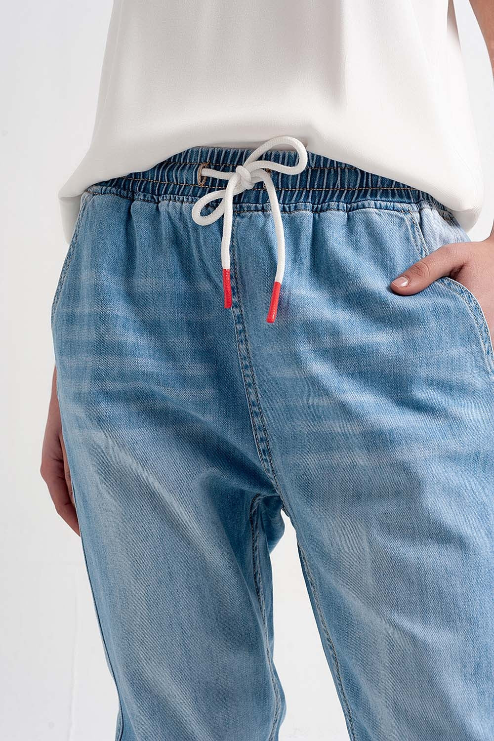 Vaqueros estilo jogger ligeros con lavado medio
