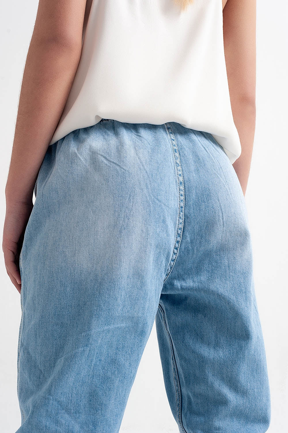 Vaqueros estilo jogger ligeros con lavado medio