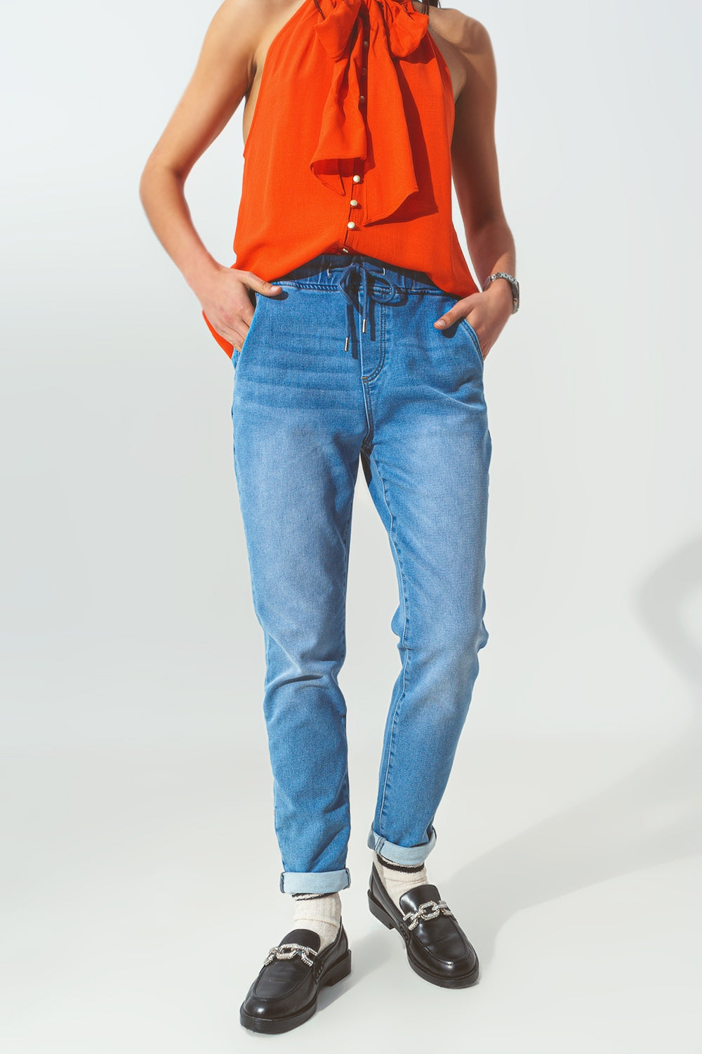 Vaqueros estilo joggers con cordón