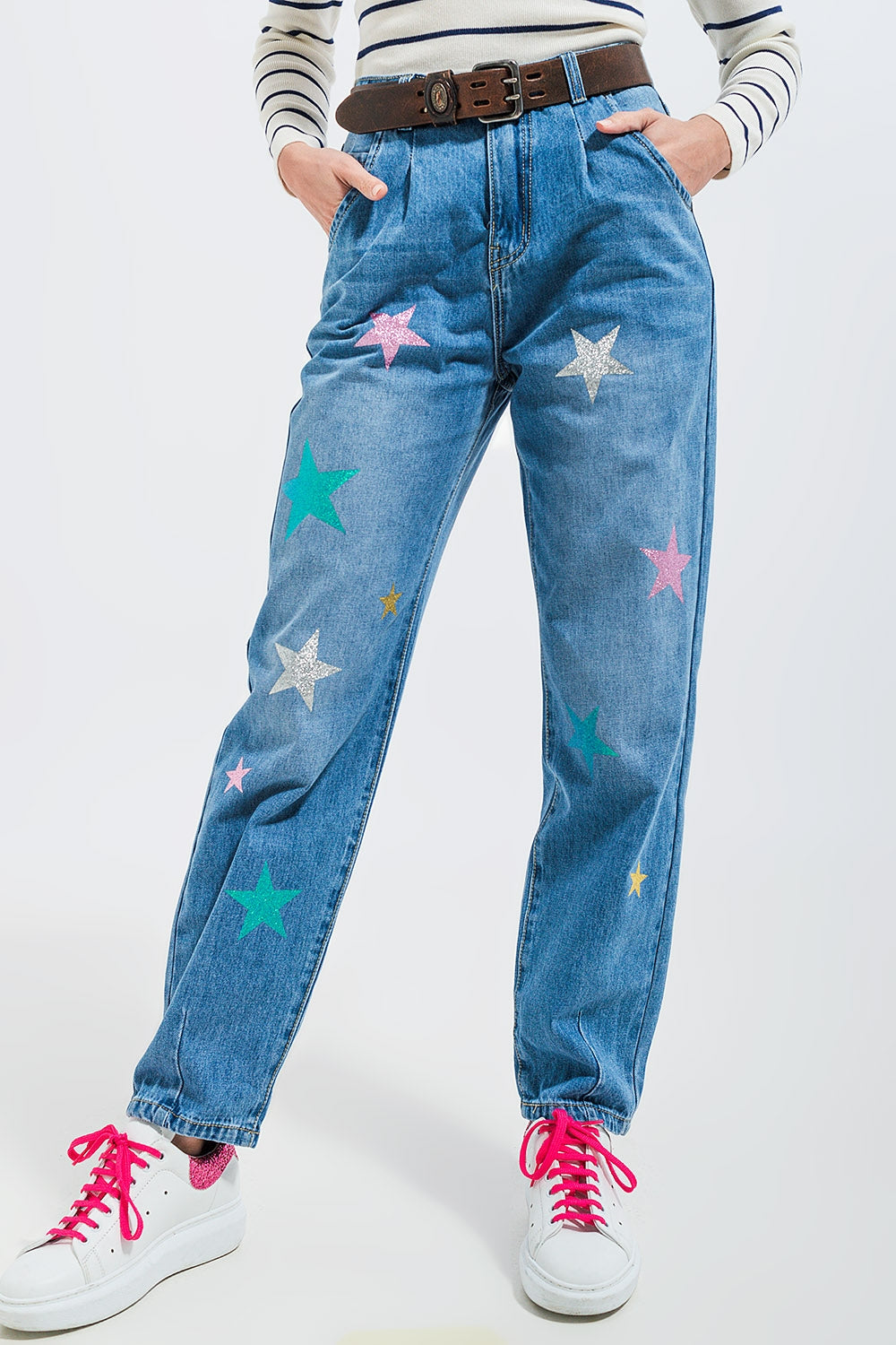 Vaqueros holgados de talle alto con pliegues y estampado de estrellas