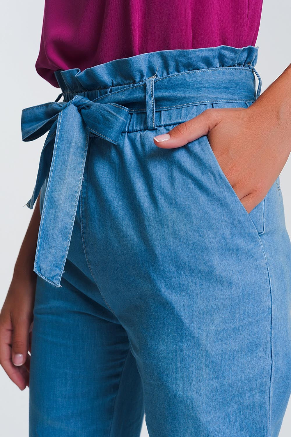 Vaqueros ligeros con cintura paperbag anudada en azul claro