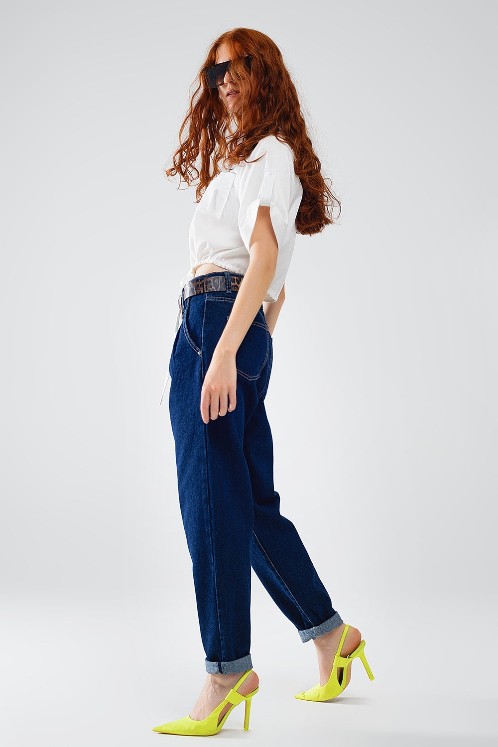 Vaqueros Mom azul raw con detalle de pinzas
