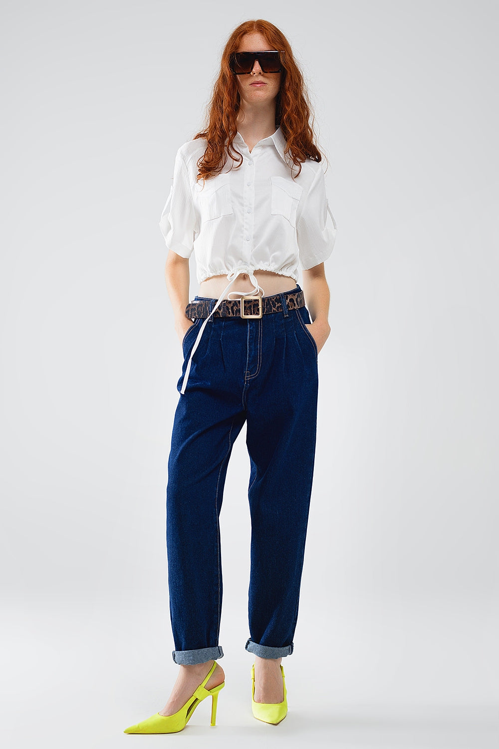 Vaqueros Mom azul raw con detalle de pinzas