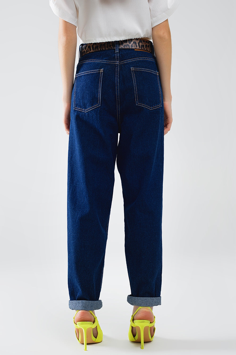Vaqueros Mom azul raw con detalle de pinzas