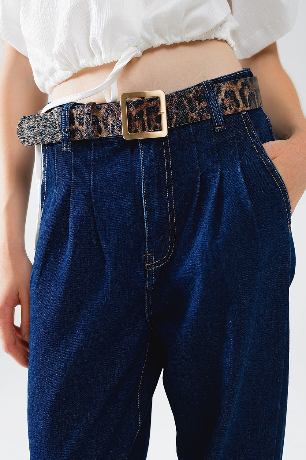 Vaqueros Mom azul raw con detalle de pinzas