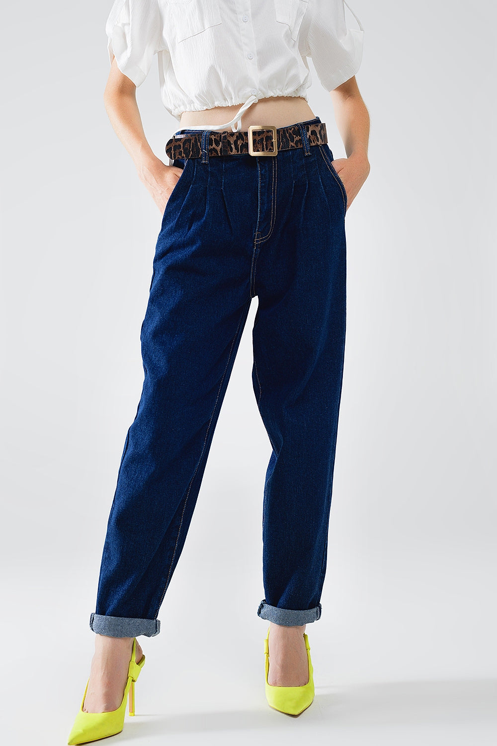 Vaqueros Mom azul raw con detalle de pinzas