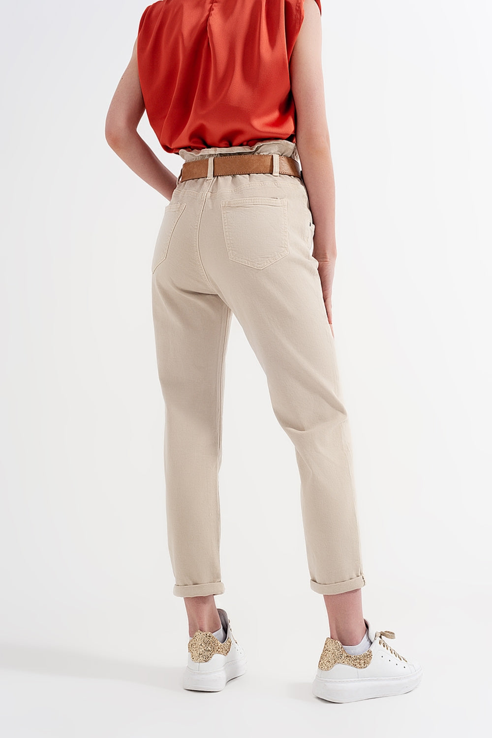 Vaqueros Mom con cintura elástica paperbag en beige