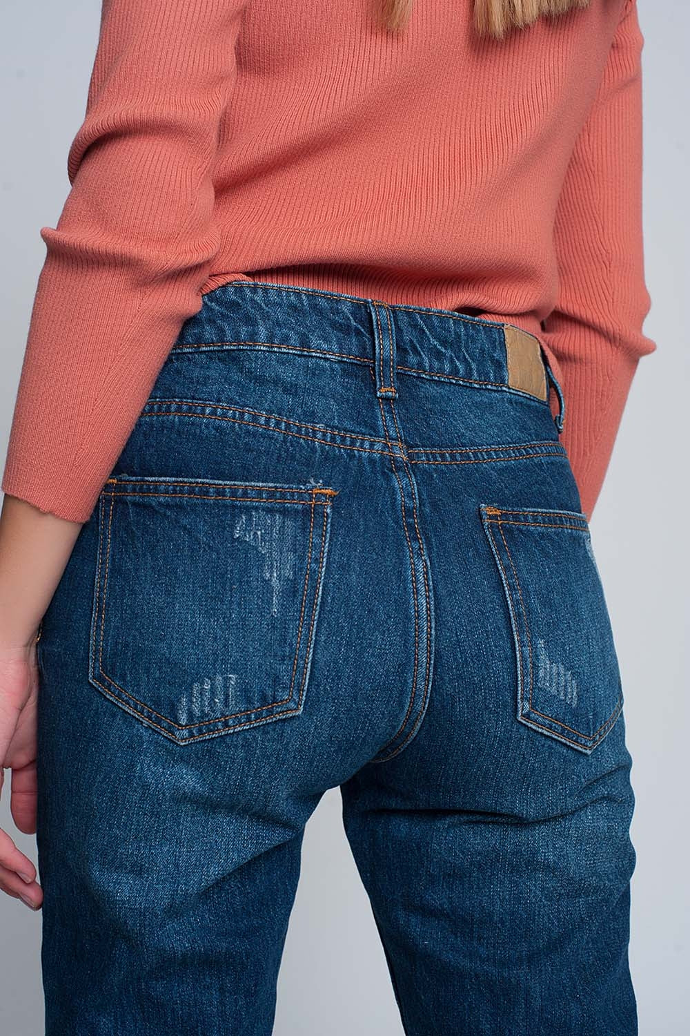 Vaqueros Mom de corte slim y talle alto con rotos en la parte frontal en azul