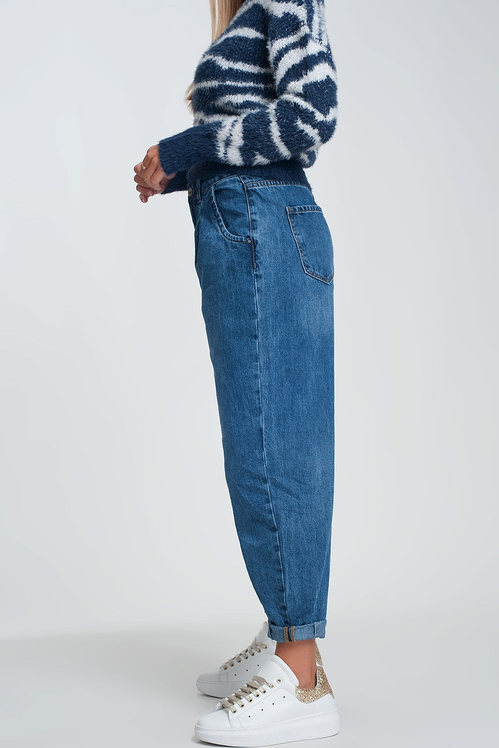 Vaqueros mom de talle alto con dos volantes en la cintura en azul lavado oscuro