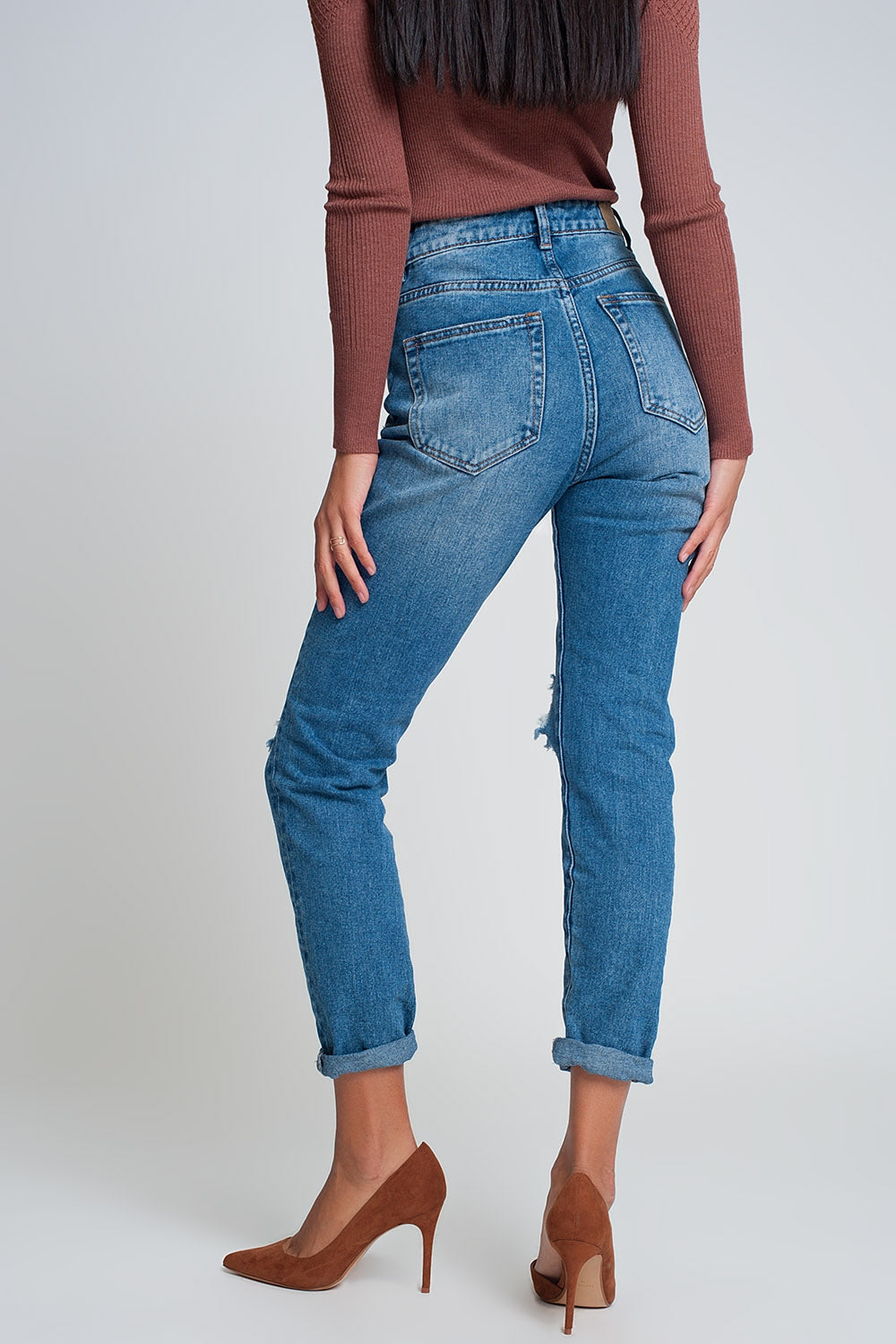 Vaqueros mom de talle alto con rodillas rotas en azul oscuro lavado