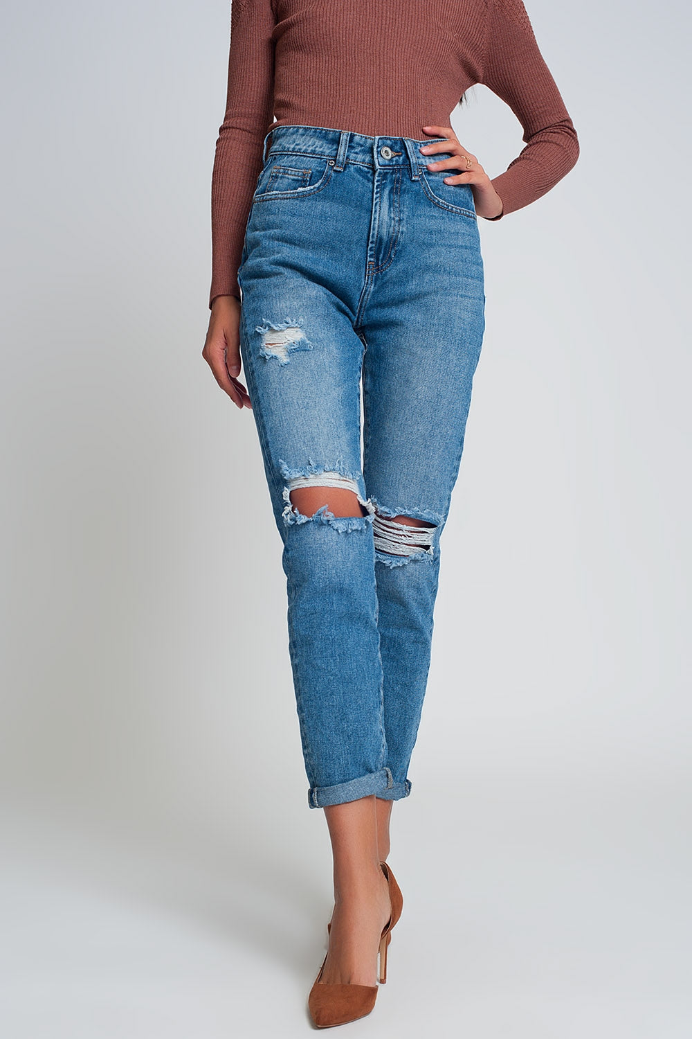 Vaqueros mom de talle alto con rodillas rotas en azul oscuro lavado