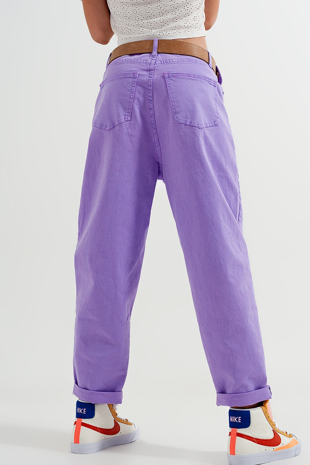 Vaqueros morados de corte tapered y talle alto