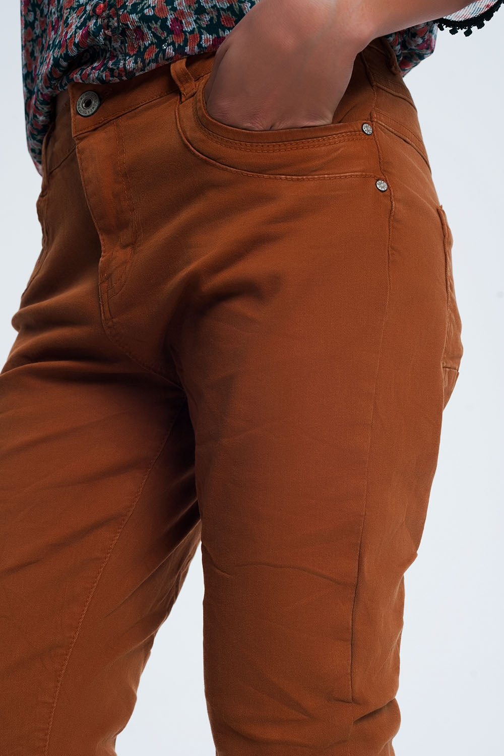 Vaqueros naranja de tiro caído