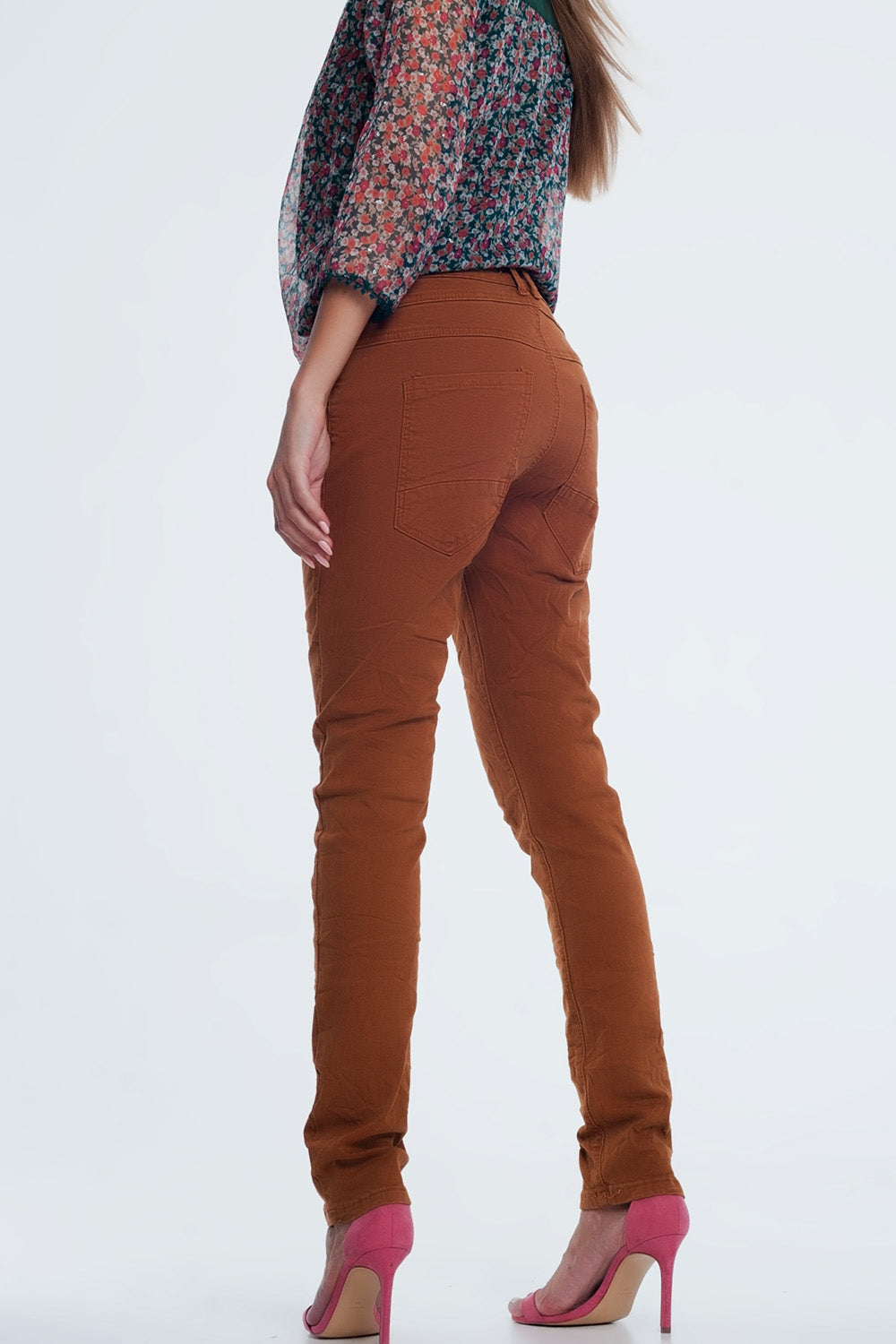 Vaqueros naranja de tiro caído