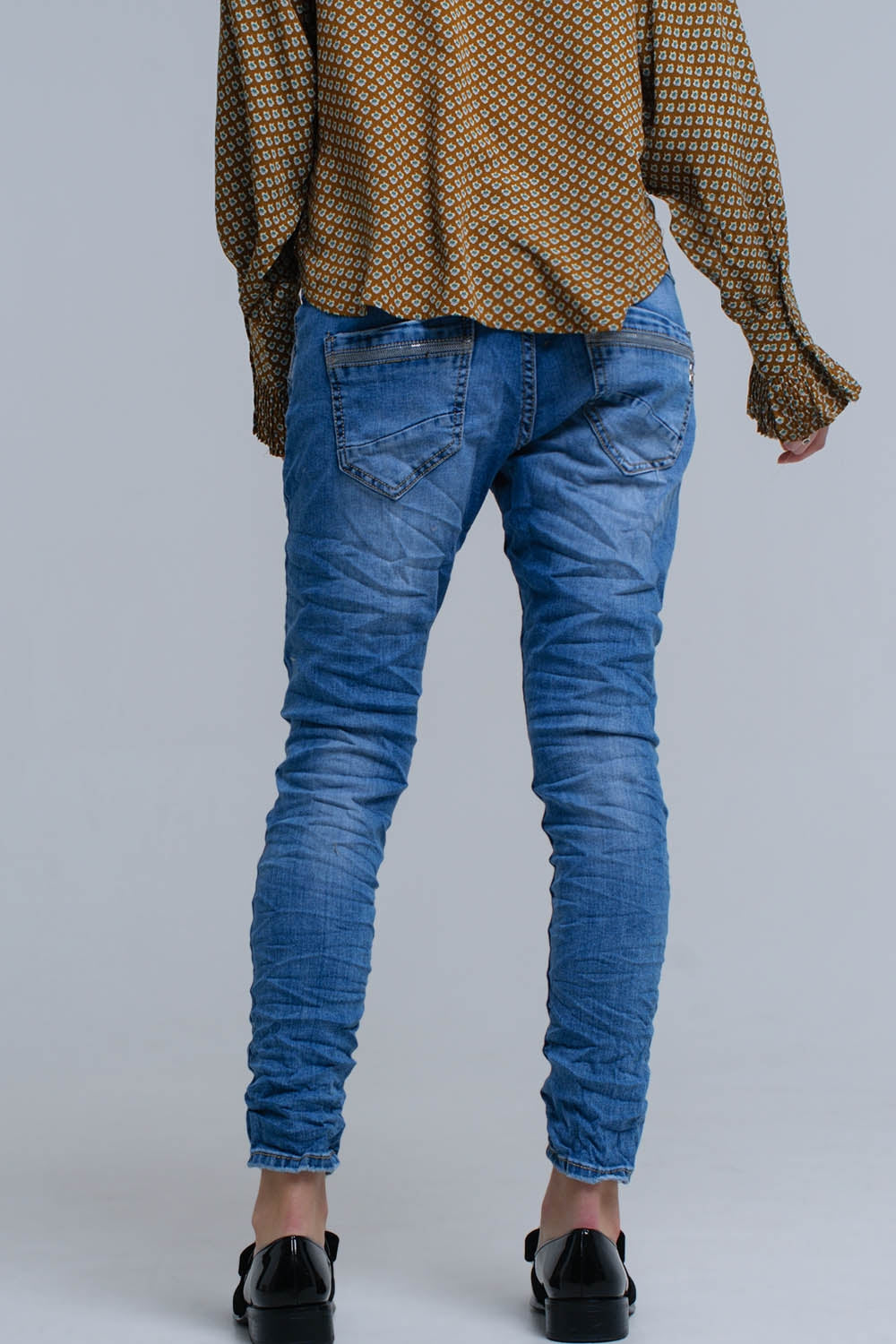 Vaqueros pitillo azules con detalles de lentejuelas