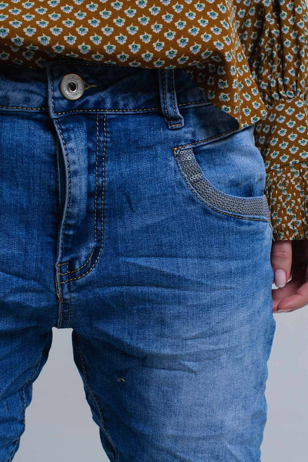 Vaqueros pitillo azules con detalles de lentejuelas