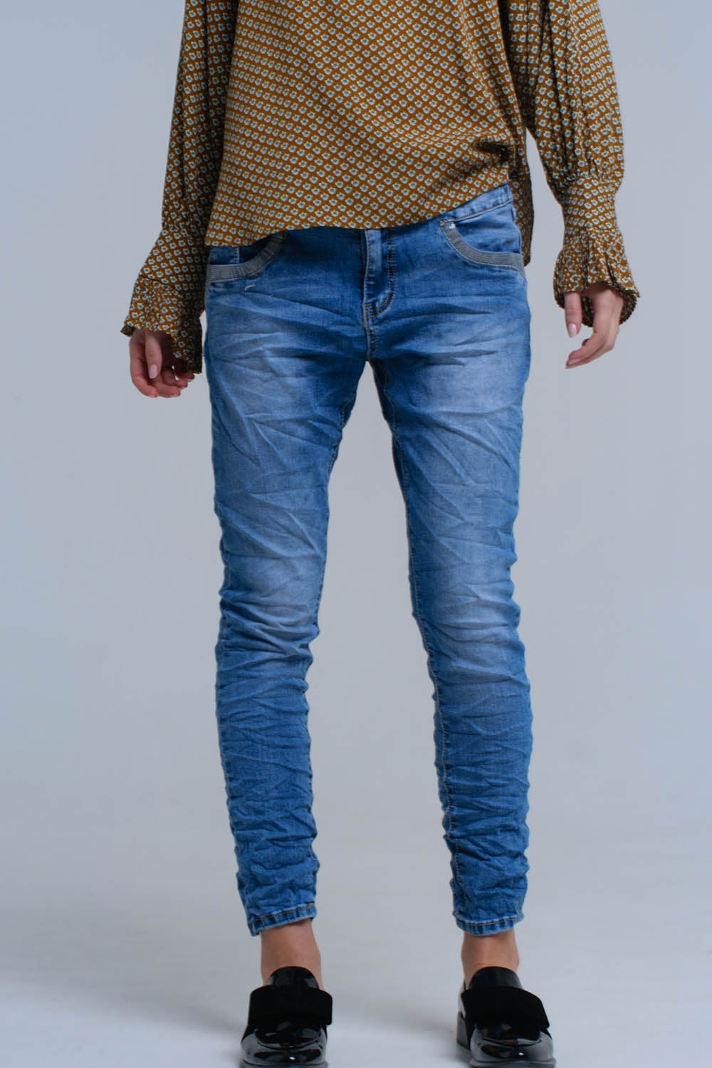 Vaqueros pitillo azules con detalles de lentejuelas